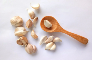 How many tablespoons is 4 cloves of garlic?